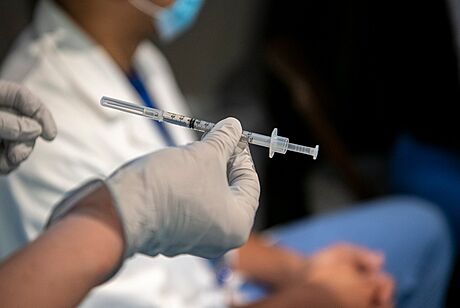 Zdravotnice podává okování proti koronaviru v nemocnici v americkém Bostonu....