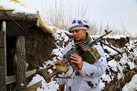 Pípravy. Voják nese kulomet do krytu na území kontrolovaném proruskými...