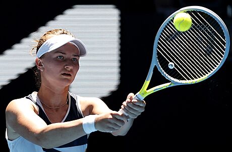 Barbora Krejíková se soustedí na úder ve tvrtfinále Australian Open.