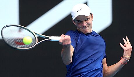 Jakub Meník hraje forhend ve finále juniorky Australian Open.