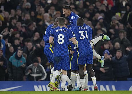 Fotbalisté Chelsea se radují z gólu proti Tottenhamu.
