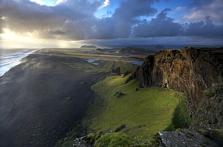Pohled na magickou krajinu Islandu z dvousetmetrového útesu mysu Dýrhólaey