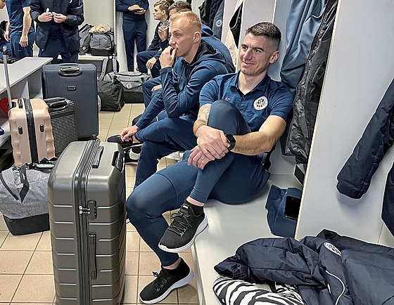 Fotbalisté Hradce Králové Michal Leibl (vlevo) a Filip Novotný v kabině krátce...