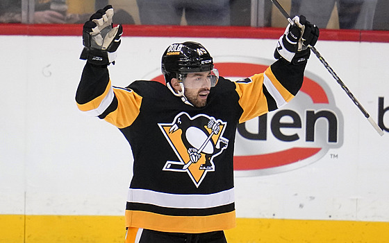 Dominik Simon z Pittsburghu se raduje z gólu.