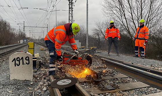 Nová 77 tun váící a 66 metr dlouhá výhybka dorazila do Prosenic na pti...