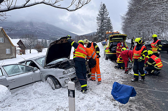 Dva lidé byli zranni pi dopravní nehod v Trojanovicích (22. ledna 2022).