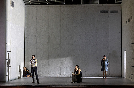 Scéna z inscenace Janákovy opery Káa Kabanová v Národním divadle