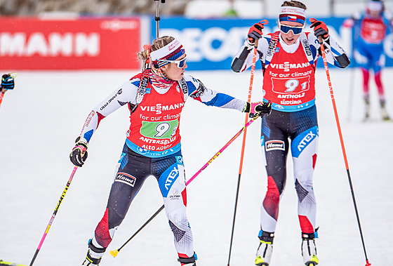 Jessica Jislová (vpravo) pedává v Anterselv tafetu Tereze Voborníkové.