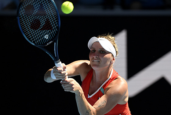 Markéta Vondroušová hraje bekhend ve třetím kole Australian Open.