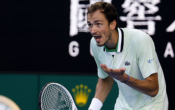 Rus Daniil Medvedv se roziluje v osmifinále Australian Open.