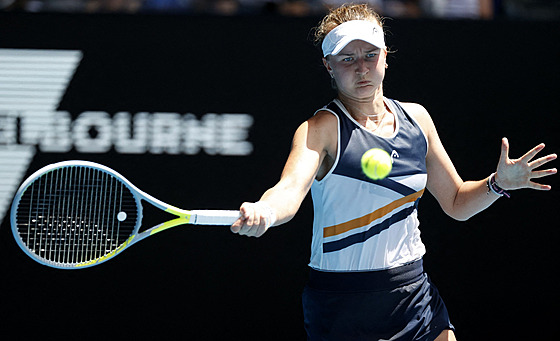 Barbora Krejíková hraje forhend ve tvrtfinále Australian Open.