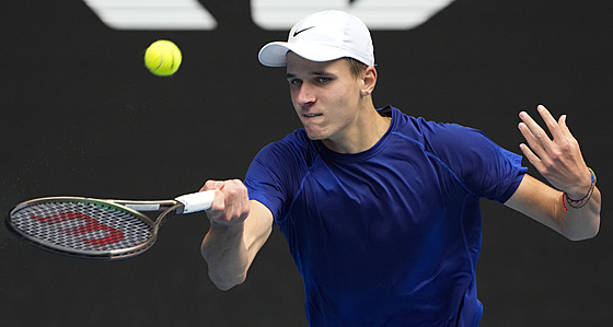 Jakub Meník hraje forhend ve finále juniorky Australian Open.
