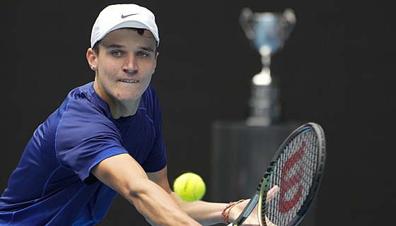 Jakub Meník se soustedí na úder ve finále juniorky Australian Open.