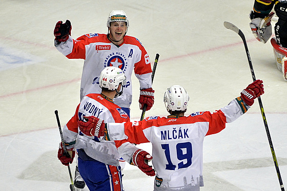 Radim Ferda (elem) z HC Horácká Slavia Tebí slaví se spoluhrái Michalem...