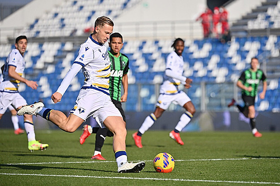 Antonín Barák (Verona) napřahuje ke střele v zápase proti Sassuolu.