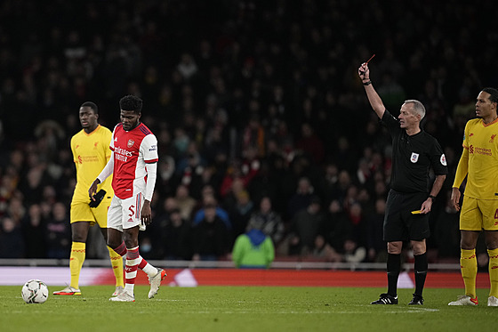 Rozhodí Martin Atkinson udluje ervenou kartu záloníkovi Arsenalu Thomasovi...