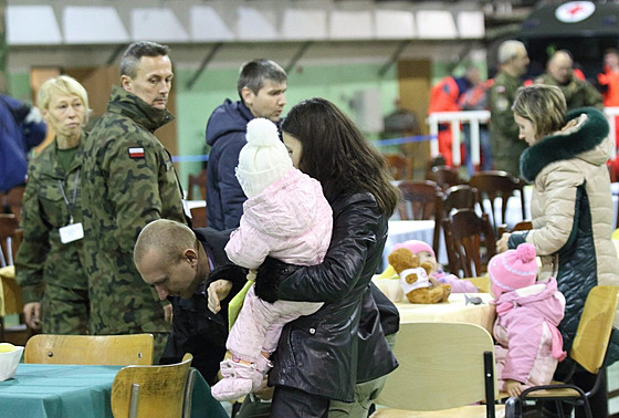 Polsko pijalo uprchlíky z východu Ukrajiny, kde zuí vojenský konflikt mezi...