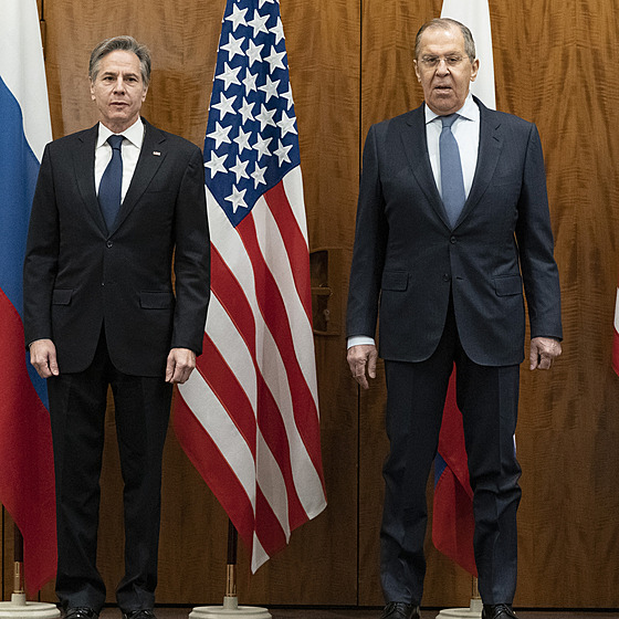 Ruský ministr zahranií Sergej Lavrov a americký ministr zahranií Antony...