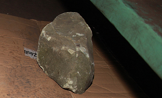 Kámen, kterým mu rozbil elní sklo soupravy City Elefant u eského Tína....