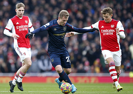 Matj Vydra (uprosted) z Burnley vede balon v zápase proti Arsenalu, eský...