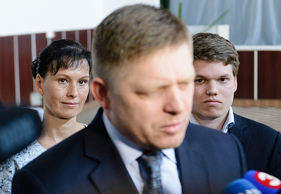 Slovenský expremiér Robert Fico se synem Michalem a man�elkou Svetlanou (29....