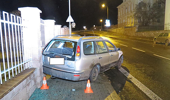 Auto se zlodjem uvnit se rozjelo a narazilo do plotu. Odneslo to sklo.