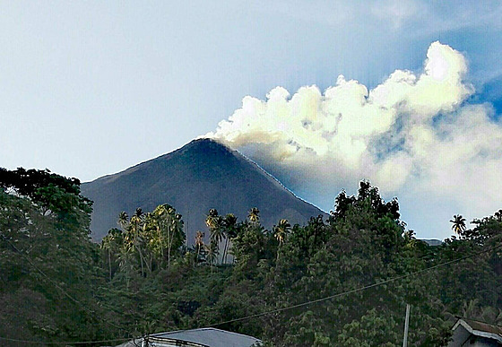 Spousta sopek je zde �inn�ch a nevych�z� z nich jen kou�, ale tak� kusy l�vy.
