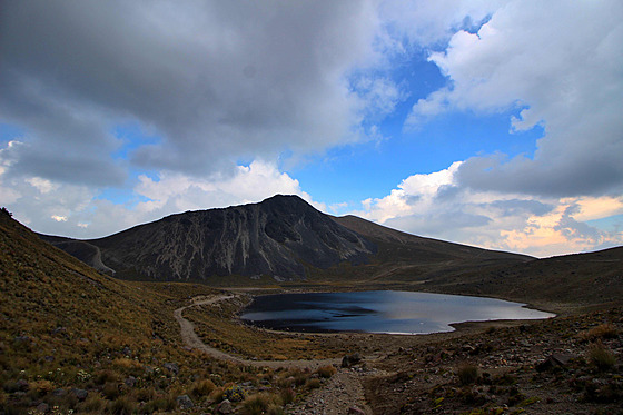 Sopka Nevado de Toluca. Autem můžete vyjet až na vrchol a krátkou procházkou...