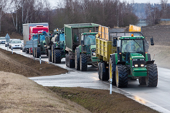 Malá skupinka protestujících zemdlc v traktorech u Oseka na Rokycansku (20....