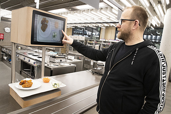 Automat rozpozná, co je na tácu položené. (17. ledna 2022)