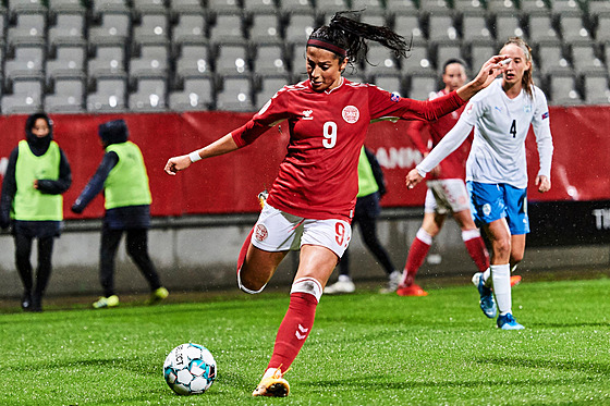 Fotbalistka Nadia Nadimov bhem kvalifikanho utkn UEFA Women's Euro 2022...