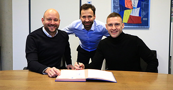 Pavel Kadeábek podepisuje novou smlouvu s Hoffenheimem. Uprosted hráv agent...