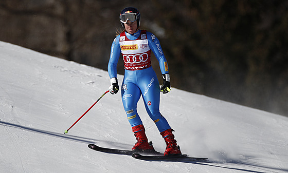 Sofia Goggiaová po pádu v superobím slalomu v Cortin d'Ampezzo dojídí do...