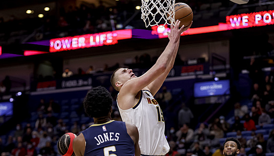 Nikola Joki z Denveru zakonuje v utkání proti New Orleans.