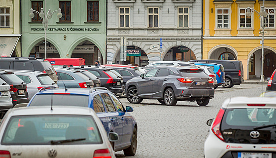 Na severní stran budjovického hlavního námstí u lidé od jara nezaparkují.