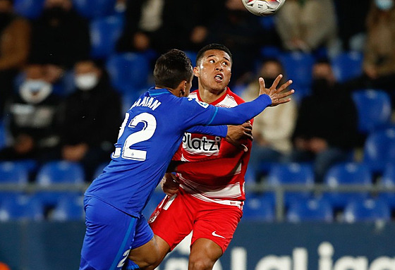 Damian Suárez (vlevo) z Getafe a Luís Suárez z Granady