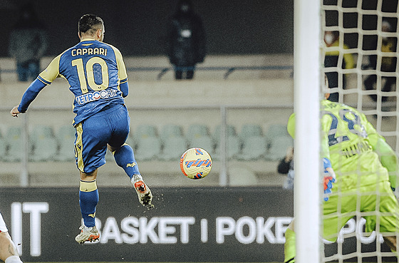 Gianluca Caprari z Hellasu Verona skóruje proti Boloni.