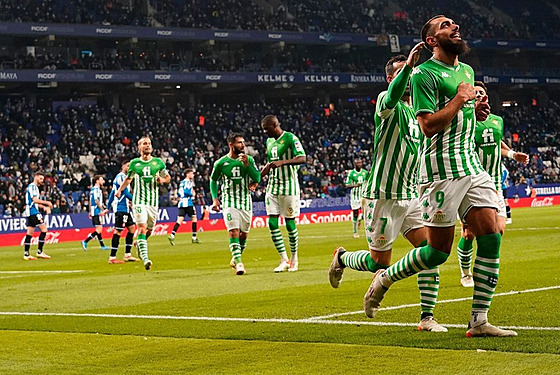 Fotbalisté Realu Betis Sevilla slaví gól.