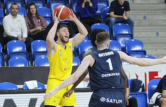 Rostislav Dragoun (vlevo) z Opavy pihrává v derby s Ostravou.