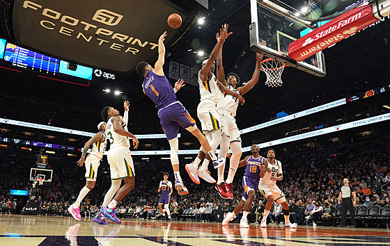 Devin Booker (1) z Phoenix Suns zakonuje na ko Utah Jazz.