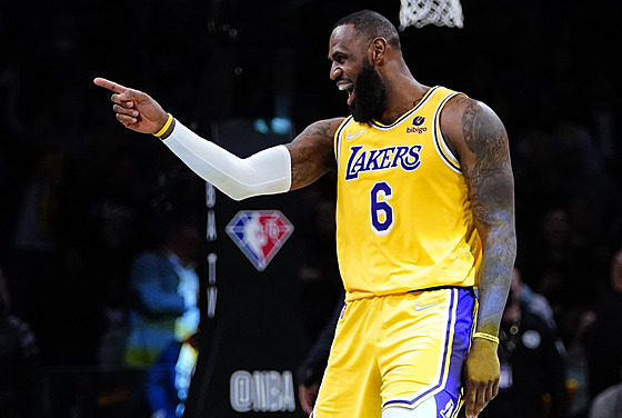 LeBron James z Los Angeles Lakers po své smei hecuje fandy Brooklyn Nets.