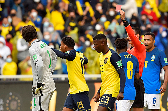 Brazilský branká Alisson (vlevo) vidí v zápase s Ekvádorem ervenou kartu.