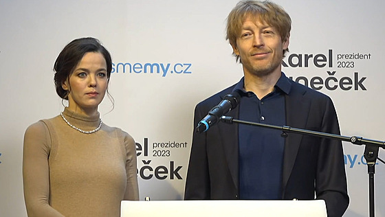 Kandidát na prezidenta Karel Jane�ek s chotí.