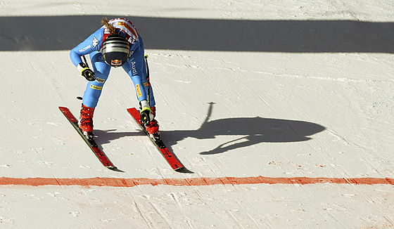 Sofia Goggiaová v cíli sjezdu v Cortin.