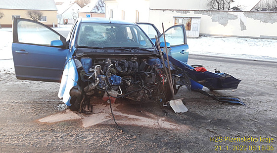 Dopravní nehoda v Chotěšově na Plzeňsku. Mladý řidič dostal smyk, narazil do...