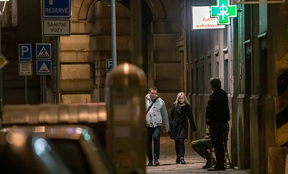 Lidé ekají na oetení ped zubní pohotovostí na Denisov nábeí v Plzni.(25....