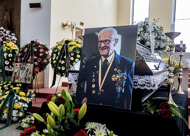 Lidé se rozloučili s nejstarším českým skautem Eduardem Markem. Komunistické lágry ho nezlomily