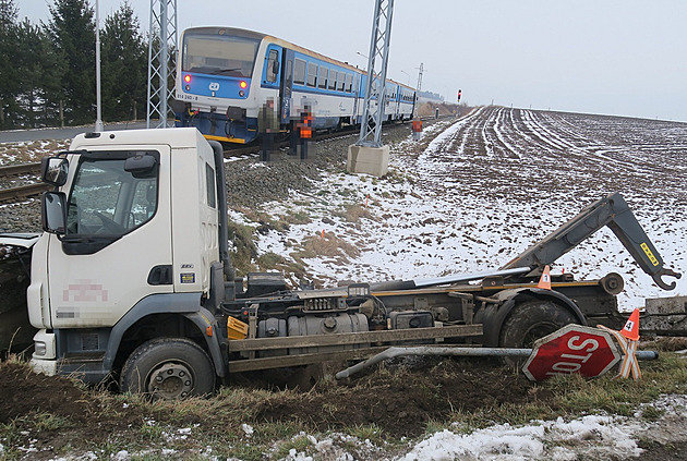 Na železničním přejezdu v Troubelicích na Olomoucku se srazil vlak ze Šumperku...