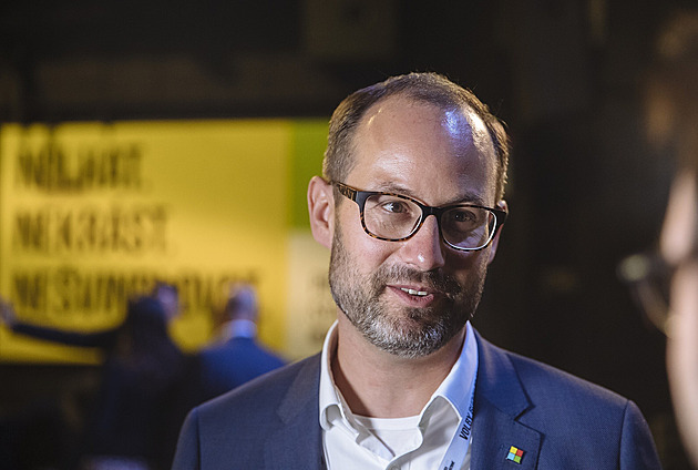 Farský má problém z USA odstoupit od poslaneckého mandátu, řekl Blažek