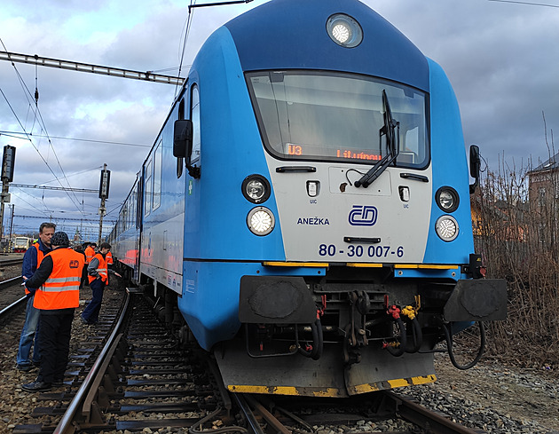 Dva vlaky na Ústecku projely návěstí, jeden vykolejil. Škody přesáhly 100 tisíc korun